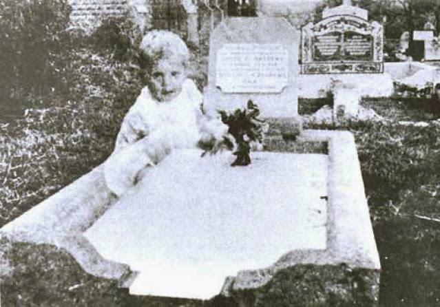Kapsētas bērna spoksEndrjū... Autors: Lestets Labākās spoku bildes