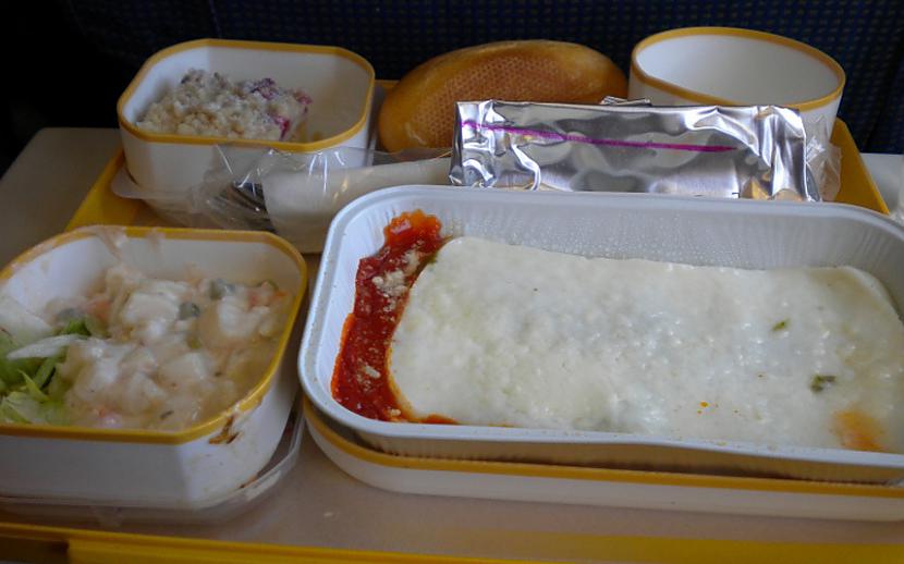 Lidojumu kompānija... Autors: Latvian Revenger Redzot šos ēdienos, ko pasniedz lidmašīnās, priecāsies, ka brauc ar mašīnu