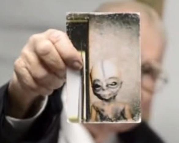 Scarono attēlu rokās tur... Autors: Fosilija Fotogrāfijas, kas pierāda, ka citplanētieši ir starp mums