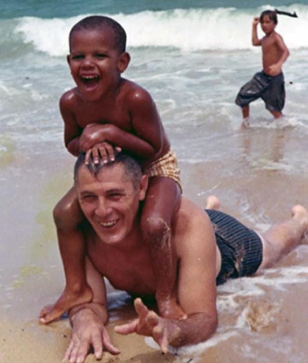 Baraks Obama kad viņam bija 4... Autors: matilde 25 retas slavenību fotogrāfijas no pagātnes