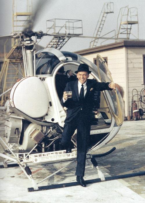 Frenks Sinatra izkāpjot no... Autors: franklins01 Reti vēsturiski foto [20+ bildes]