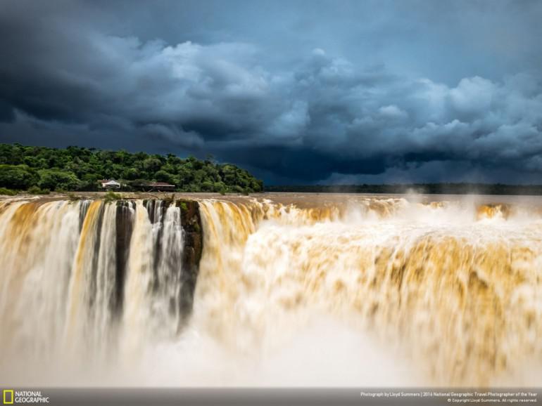 42Iguasu ūdenskritums... Autors: 100 A 50 maģiskas fotogrāfijas no National Geographic ceļojumu foto konkursa!