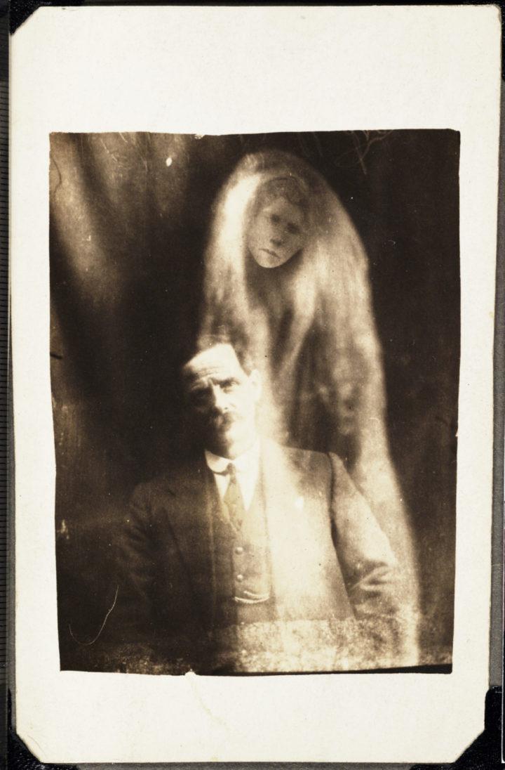 Kāda vīra fotogrāfija ar viņa... Autors: Lestets Vēsturiskas spoku fotogrāfijas