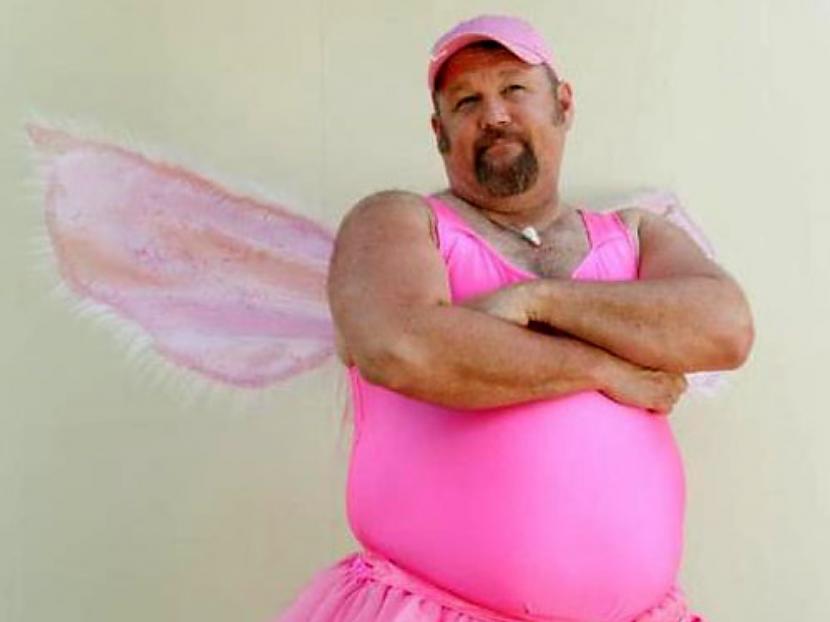 Он просто клевый чувак. Парень в розовом. Толстый мужчина в костюме феи.