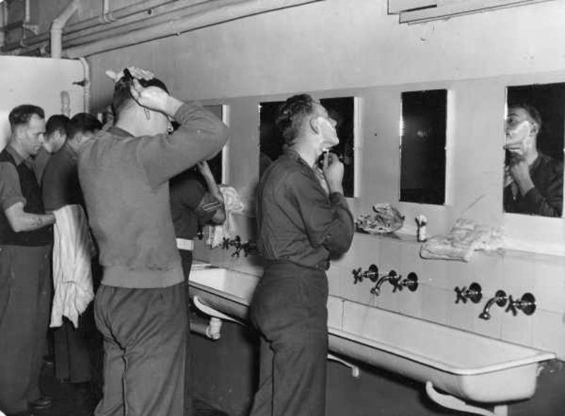Austrālijas lidotāji vannas... Autors: Lestets Esi tīrs! Kā mazgājās 2. pasaules kara laikā