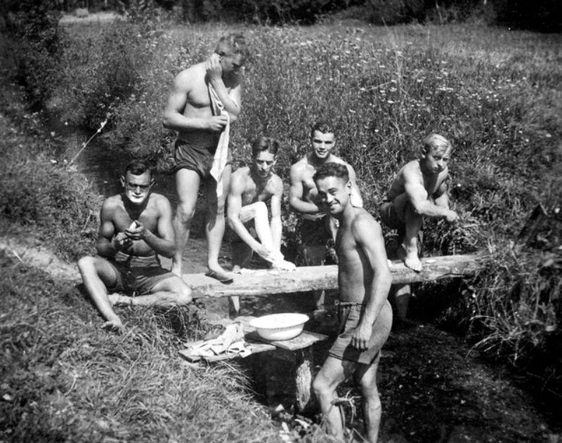 Vācu kareivji mazgājas pie... Autors: Lestets Esi tīrs! Kā mazgājās 2. pasaules kara laikā