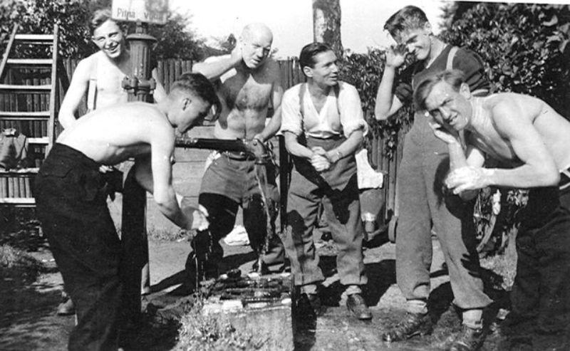 Vācu kareivju mazgāscaronanās... Autors: Lestets Esi tīrs! Kā mazgājās 2. pasaules kara laikā