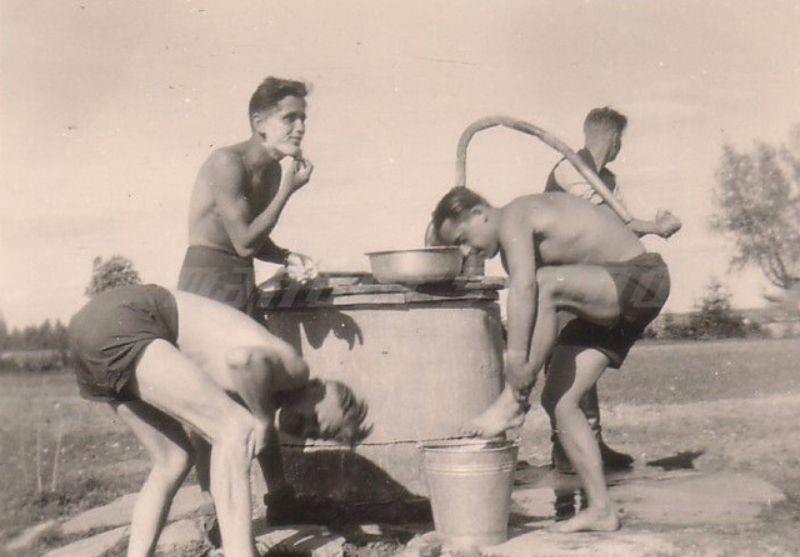 Vācu karavīri pie akas Autors: Lestets Esi tīrs! Kā mazgājās 2. pasaules kara laikā