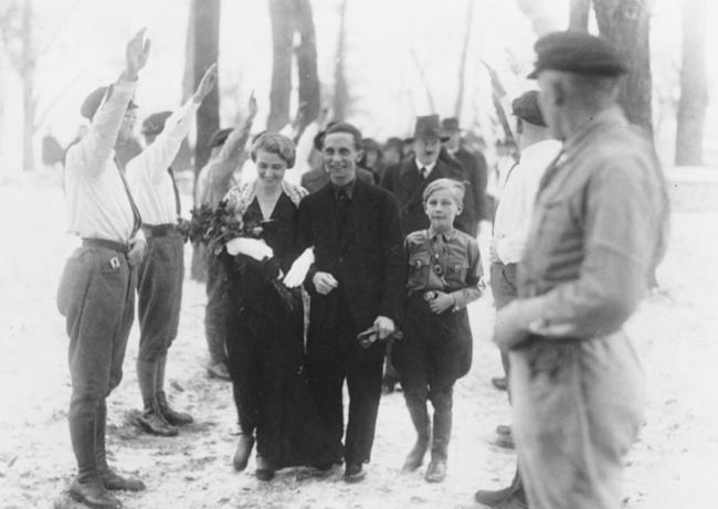 Ādolfs Hitlers Jozefa Gēbelsa... Autors: Syder 30 vēsturiskas fotogrāfijas, kurās slaveni cilvēki atklāsies citā gaismā...