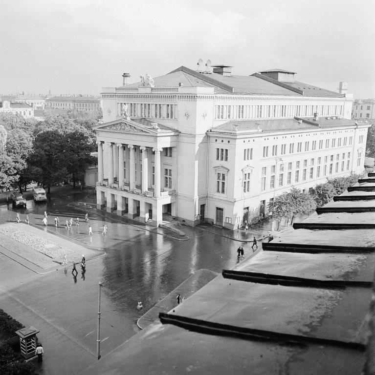 Aspazijas bulvāris pie Operas Autors: 100 A 1960to gadu Rīga vēl neredzētās fotogrāfijās. 40 fantastiski kadri
