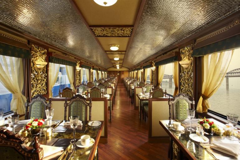 Vilciens The Maharajarsquos... Autors: 100 A Cilvēki mēnešiem ilgi gaida rindā un maksā milzu naudu,lai ceļotu ar šo vilcienu