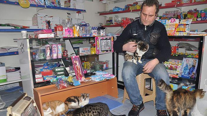 Selcuk Bayal savā veikalā... Autors: Saldumonkulis Spēcīgākā sniega vētra Stambulā kopš 2009. gada. Cilvēki palīdz dzīvniekiem!