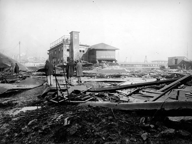 Pirmie notikuma vietā... Autors: Testu vecis Lipīgā traģēdija: Bostonas melases sīrupa plūdi 1919. gadā
