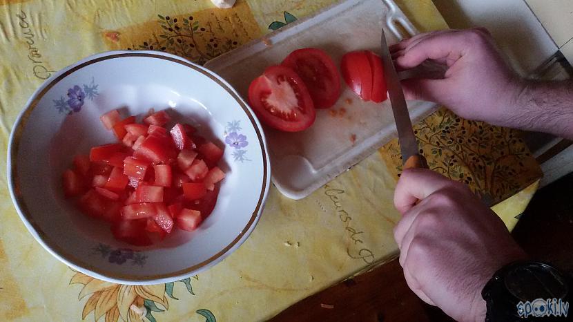Sagriež kubiņos 2 tomātus Autors: Niknā mirāža Ļoti garšīga šaurma