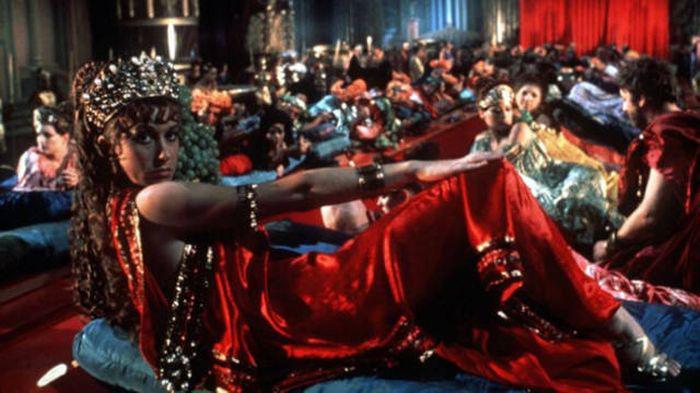 Caligula 1979Filma balstīta uz... Autors: kaķūns 20 filmas, kurās sekss notika pa īstam