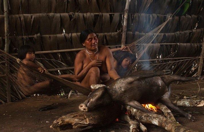 Neraugoties uz to ka guarāni... Autors: bebuljons Fotogrāfs 12 dienas pavadīja kopā ar kādas Amazones cilts mežoņiem.