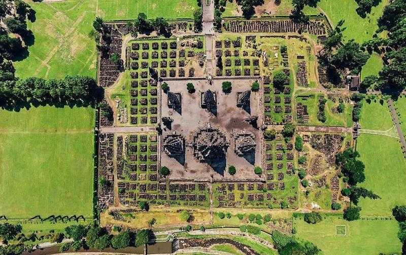 Prambanan  budistu tempļu... Autors: matilde 25 skaistas vietas dažādās pasaules vietās no putna lidojuma