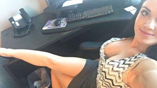  Autors: matilde Meitenes, kurām darbā paliek garlaicīgi, taisa selfijus un liek tos internetā
