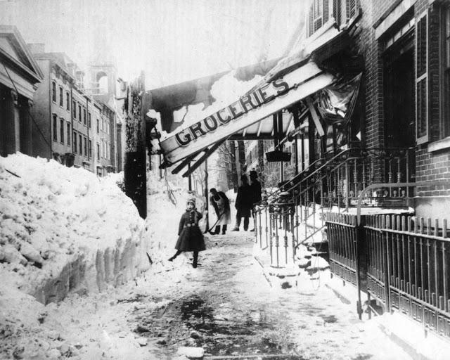 Zem lielā sniega daudzuma... Autors: Lestets 1888. g. sniega vētra, kas pārvērta Ņujorku