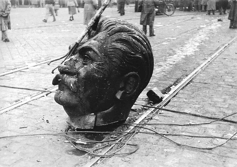 Izdemolētā Staļina statuja... Autors: Lestets No mīlestības līdz nāvei - ikoniskas fotogrāfijas