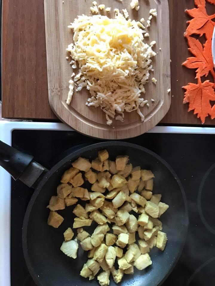  Autors: Fosilija Tortillas, kas pildītas ar ceptiem vistas filejas gabaliņiem un labi daudz siera