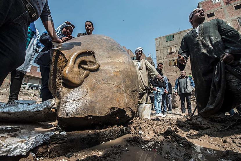 Statuja ir 8 metrus gara un... Autors: matilde Svarīgākais atklājums vēsturē: Ēģiptē atrasta 3000. gadus veca Faraona statuja