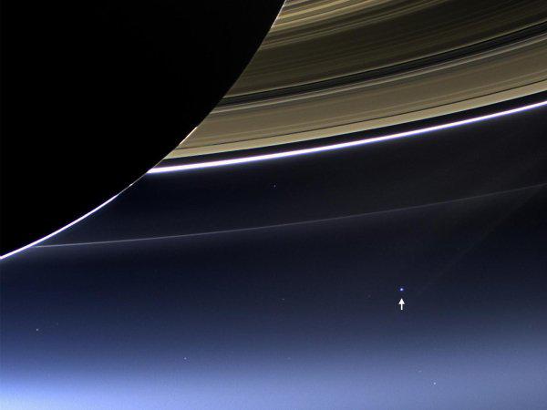 Skats uz Zemi no Saturna Autors: boo hoo Ilustratīvs raksts par kosmosu