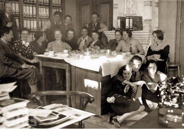 Eva uz grīdas ar kolēģiem... Autors: Lestets Eva Brauna - vēl neredzētas Hitlera sievas fotogrāfijas