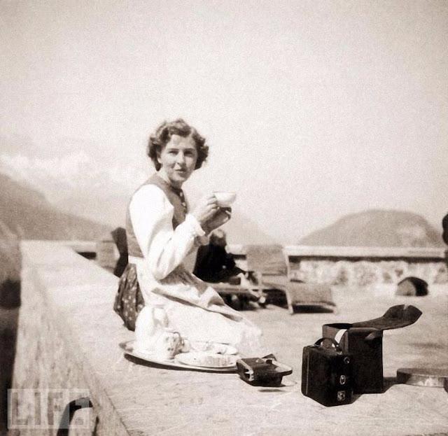 Eva uz terases Hitlera Alpu... Autors: Lestets Eva Brauna - vēl neredzētas Hitlera sievas fotogrāfijas
