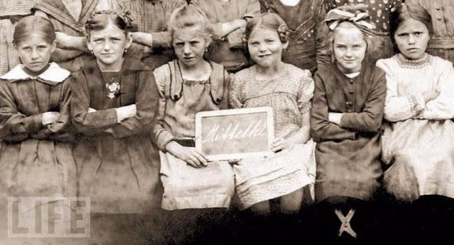 Deviņgadīgā Eva otrā no labās... Autors: Lestets Eva Brauna - vēl neredzētas Hitlera sievas fotogrāfijas