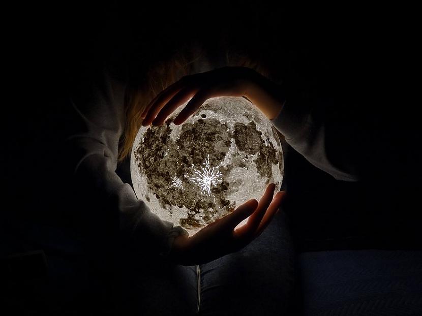 Neskaitot Mēnesi Marija veido... Autors: matilde Šī Mēness un citu planētu lampas Tavā istabā izskatīties kā no citas pasaules