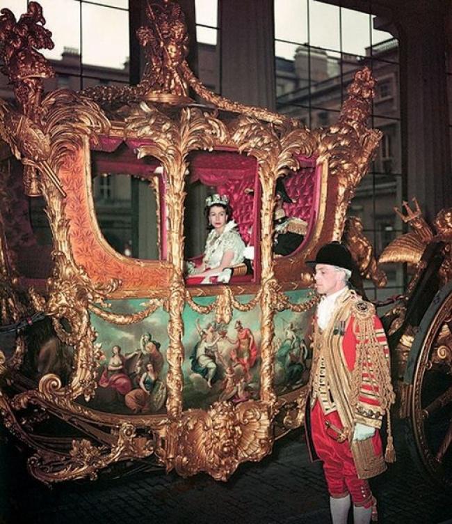 Elizabetes II kronēscaronana... Autors: Lestets 23 neparastākas bildes ar vēsturiskām personām