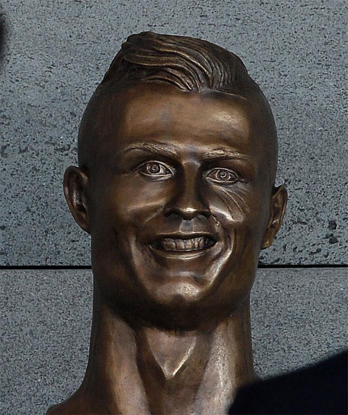 Tajā mirklī sākās Ronaldu... Autors: matilde Labākās cilvēku reakcijas par Ronaldu briesmīgo bronzas statuju