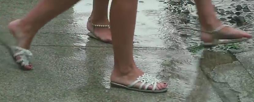 Tādās var staigātnbsp... Autors: Fosilija "Lietus sandaļu" testi: vienkāršas sandales
