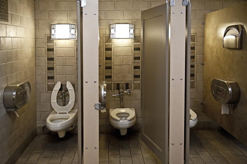 Sieviescaronu labierīcībās... Autors: The Diāna Cik tīras ir publiskās tualetes?