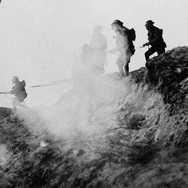 Britu karavīri uzbrūk gāzes un... Autors: Lestets Kauja pie Sommas - asiņainākā kauja vēsturē