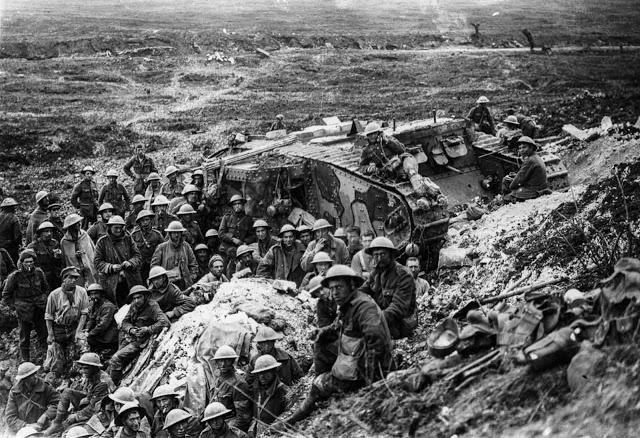 Karavīri pie Marks I tanka Autors: Lestets Kauja pie Sommas - asiņainākā kauja vēsturē