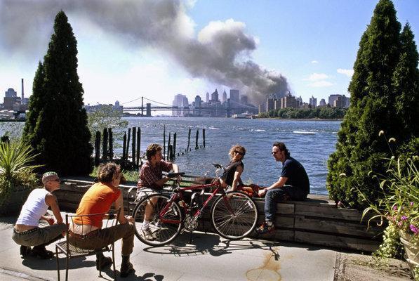 2001g 11septembris Ņujorka... Autors: RenarsWest Iespaidīgas pasaules vēstures fotogrāfijas.