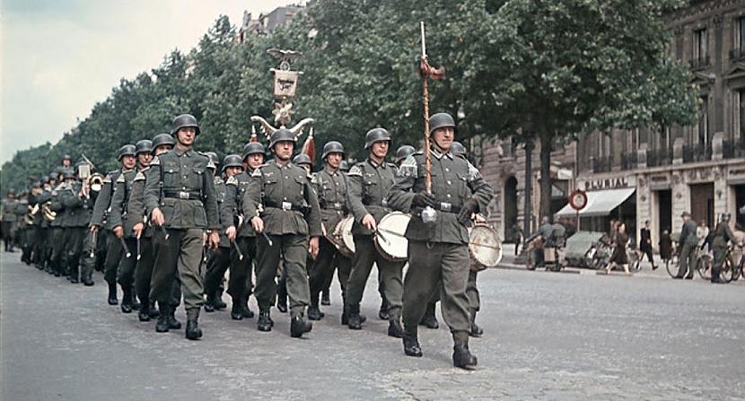 Vācu vienības marscaronē cauri... Autors: Lestets Neticamas krāsainas bildes no 2. pasaules kara ikdienas