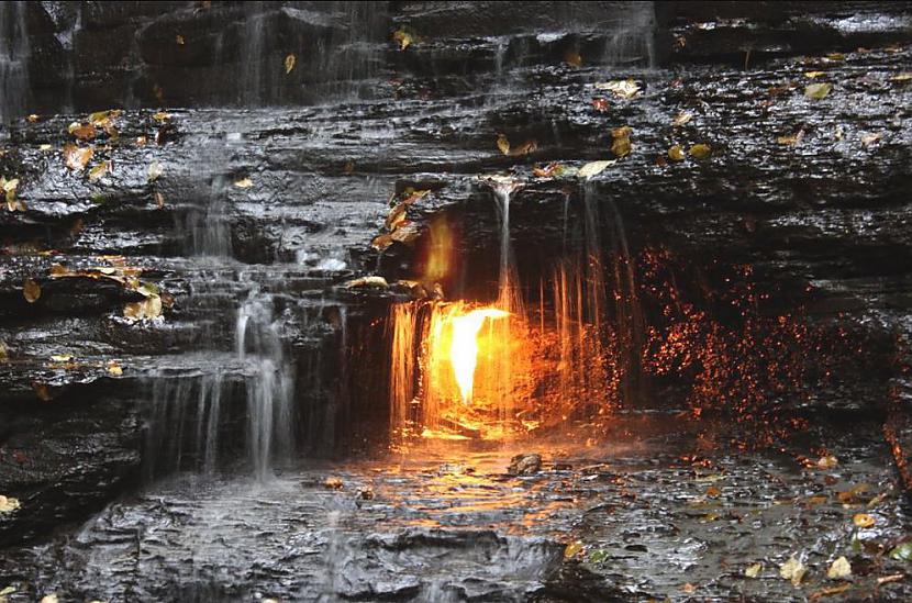 Mūžīgās liesmas ūdenskritumi... Autors: Lestets Neizskaidrotas anomālijas pasaulē