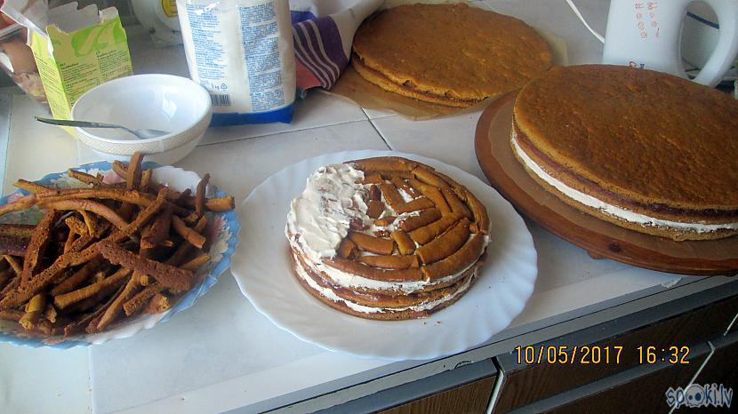 Blakus lielajai tortei top arī... Autors: rasiks Torte ar piedevām