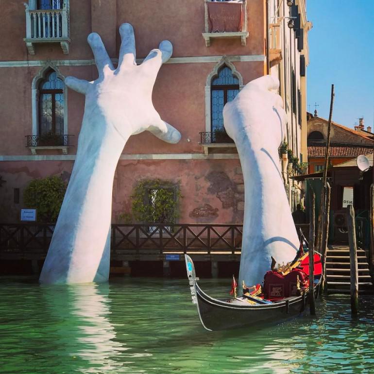 Tas notiek globālās... Autors: 100 A Venēcijā no ūdens paceļas milzu rokas. Vēsta par nozīmīgu problēmu!