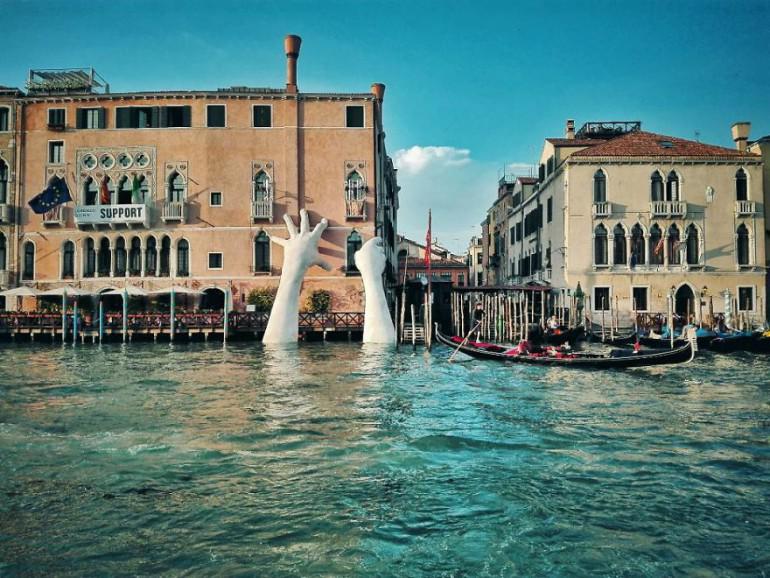 Lieliska ideja vai ne tā Autors: 100 A Venēcijā no ūdens paceļas milzu rokas. Vēsta par nozīmīgu problēmu!