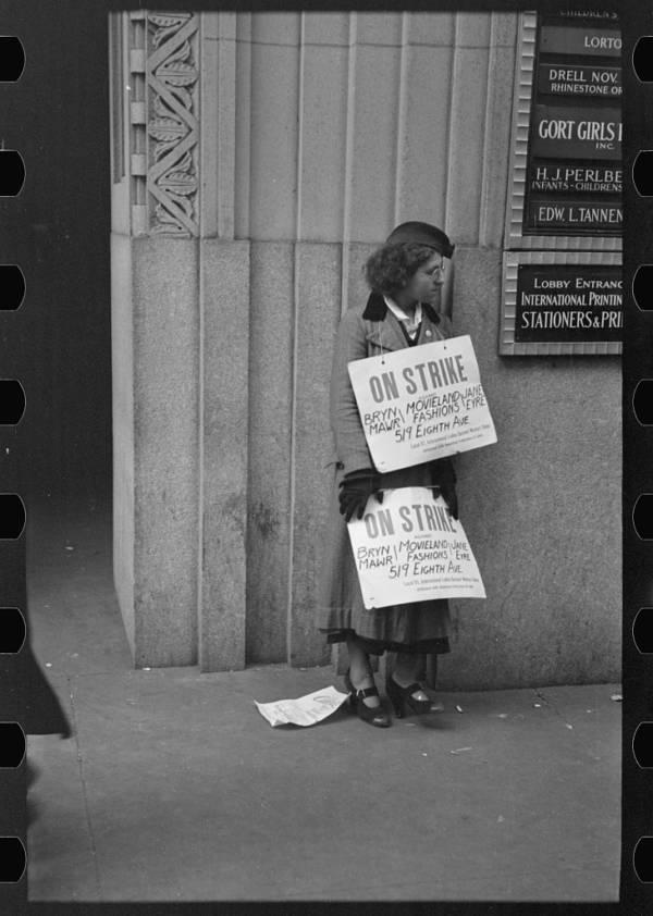 Protestējoscarona sieviete uz... Autors: Lestets Lielā Depresija Ņujorkā
