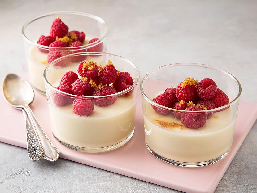 Panna Cotta ar aveņu mērci