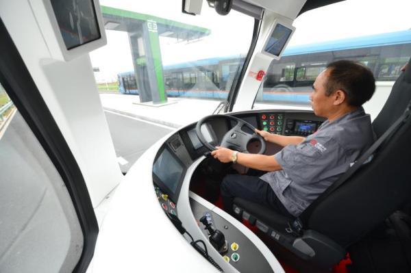 Trīsdesmit metrīgais autobuss... Autors: The Next Tech Ķīnieši parādījuši autonomu pilsētas "vilcienu", kuram nav vajadzīgas sliedes