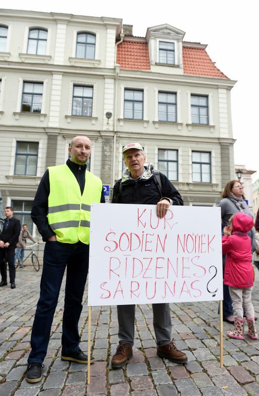  Autors: Fosilija Simtiem cilvēku pie Rīgas pils mudina uzlabot Latvijas politisko vidi pēc.