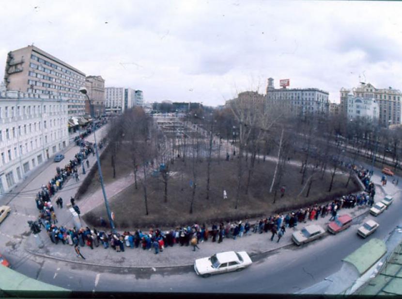 Cilvēki stāvēja rindā... Autors: Lestets Pirmais PSRS Makdonalds