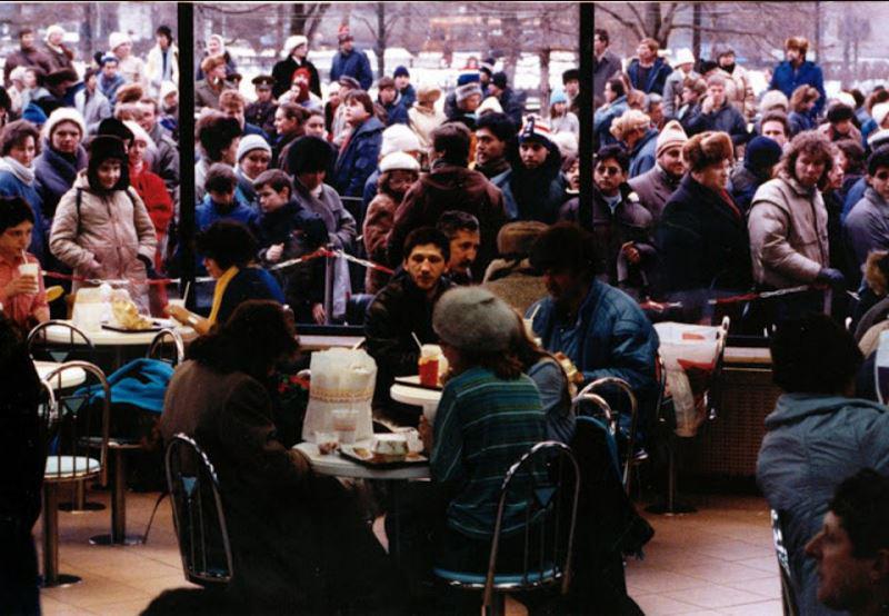 Cilvēki ārpusē skatās uz... Autors: Lestets Pirmais PSRS Makdonalds