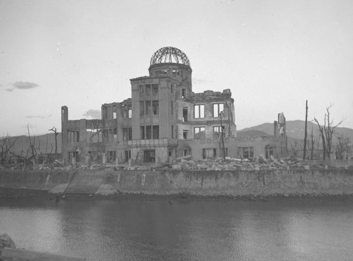 Izstāžu centrs... Autors: Lords Lanselots Šokējošas bildes no Hirosimas atomkara 1945.gadā